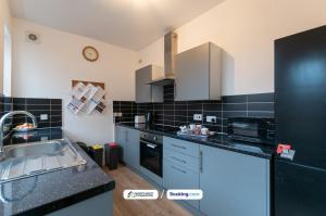 Comfortable 3-Bed Home in Leigh Ideal for Contractors and Relocating Families
