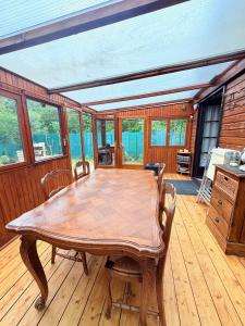 Maisons de vacances Le chalet des calins canins : Maison 2 Chambres