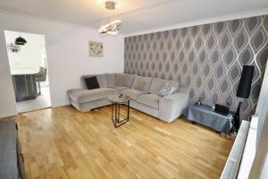 Addlestone Spacious Four Bedroom House