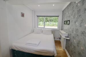 Addlestone Spacious Four Bedroom House