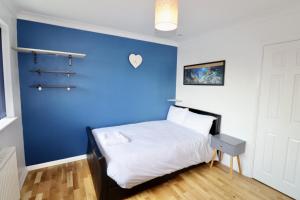 Addlestone Spacious Four Bedroom House