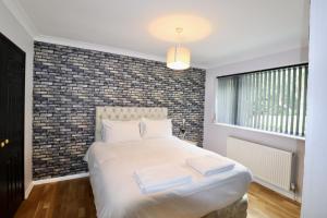 Addlestone Spacious Four Bedroom House