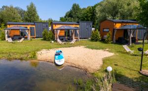 3 WIDOKI Kiekrz -domki Tiny House z prywatną plażą i pomostem nad jeziorem Kierskim