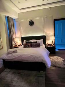 Studio Luxé Bahria Living Self Check-in