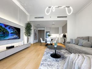 Chic Dubai Apartment Creek View Peaceful Vibes