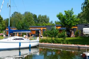 3 WIDOKI Kiekrz -domki Tiny House z prywatną plażą i pomostem nad jeziorem Kierskim
