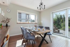 Stylowe Apartamenty na Wybrzeżu Niedaleko Plaży w Chłapowie by Noclegi Renters