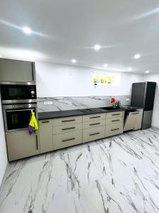 Appartements La Marilyn by Leslodgespa - Confort haut de gamme, salle de bain privee, jardin et cuisine commune, a 5 minutes de l-aeroport : photos des chambres