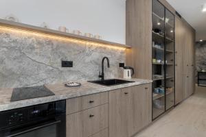 Riverside Stay Apartments with Water View by Noclegi Renters