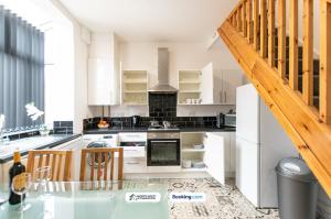 Spacious 2BR Contractor House in Farnworth, Bolton