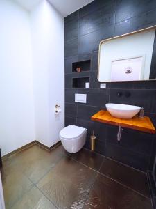 Appartements La Marilyn by Leslodgespa - Confort haut de gamme, salle de bain privee, jardin et cuisine commune, a 5 minutes de l-aeroport : photos des chambres