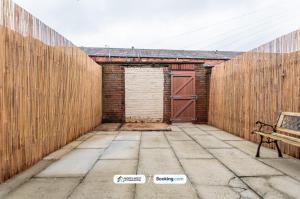 Spacious 2BR Contractor House in Farnworth, Bolton