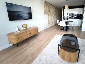 Muros sobre el puerto