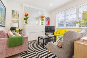 Lakeside Glow - Stylish Retreat near Beach & Markets