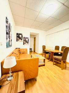 Stylish 2BR apartment Direct City Access