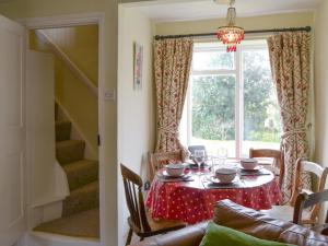 Hollyhock Cottage -Uk33553