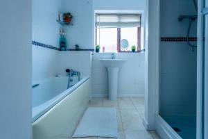 10 Guests - 5 Bedrooms - Free Parking - Lux House