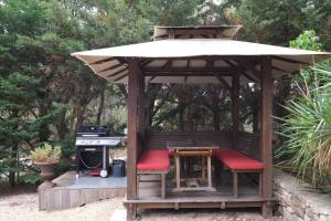 magnificent detached villa with heated swimming pool and jacuzzi, in aureille, in the alpilles – 8 people