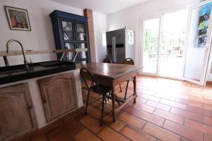 Villas magnificent detached villa with heated swimming pool and jacuzzi, in aureille, in the alpilles – 8 people : photos des chambres