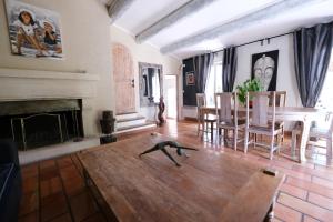 Villas magnificent detached villa with heated swimming pool and jacuzzi, in aureille, in the alpilles – 8 people : photos des chambres