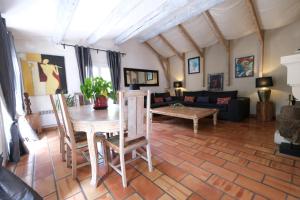 Villas magnificent detached villa with heated swimming pool and jacuzzi, in aureille, in the alpilles – 8 people : photos des chambres