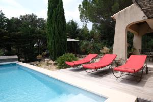 Villas magnificent detached villa with heated swimming pool and jacuzzi, in aureille, in the alpilles – 8 people : photos des chambres