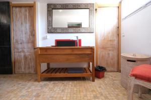 Villas magnificent detached villa with heated swimming pool and jacuzzi, in aureille, in the alpilles – 8 people : photos des chambres