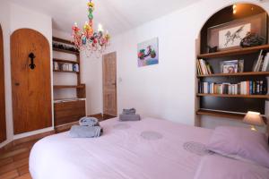 Villas magnificent detached villa with heated swimming pool and jacuzzi, in aureille, in the alpilles – 8 people : photos des chambres