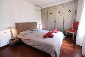 Villas magnificent detached villa with heated swimming pool and jacuzzi, in aureille, in the alpilles – 8 people : photos des chambres