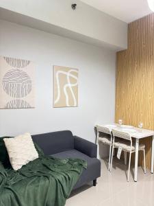 Entire Apartment in Makati City with FAST WIFI