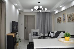 Stylish City-View 2BR Sunlit, Serviced Shops