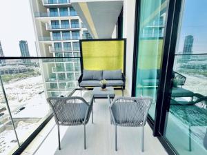 Cozy 1br In Jvc Pool, Balcony & Free Parking