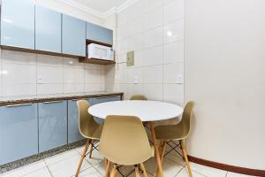 1132 Apto 2 Dormitórios sobre Av Principal em Bombinhas Centro