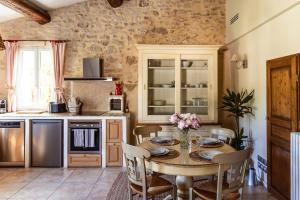 Maisons de vacances Mas Millesime - Gites Carignan - 4 pers - piscine privative - St Remy de Provence : photos des chambres