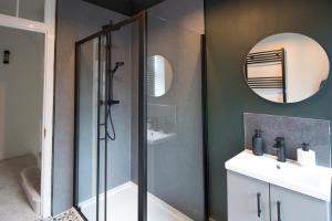 Holmfirth Home, Comfortable Stay, Near Trails and Town, Sleeps 5