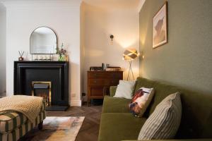 Holmfirth Home, Comfortable Stay, Near Trails and Town, Sleeps 5