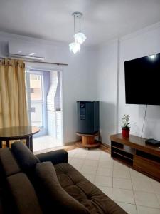 Apto Pé na Areia com Vista Mar, Churrasqueira e Espaço para 8 Pessoas