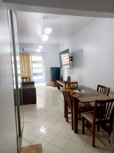 Apto Pé na Areia com Vista Mar, Churrasqueira e Espaço para 8 Pessoas