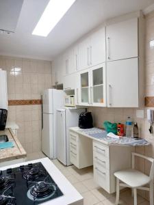 Apto Pé na Areia com Vista Mar, Churrasqueira e Espaço para 8 Pessoas