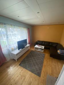 Pärnu jõe läheduses asuv maja perele