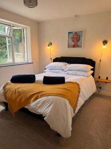 Cosy One-Bedroom Retreat with Parking