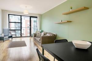Stylish City Centre 2 Bedroom Apartment with Belfast Cityscape View