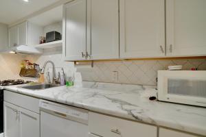 Walk to Lake George Guest Suite in Oak Grove