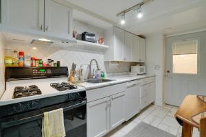 Walk to Lake George Guest Suite in Oak Grove