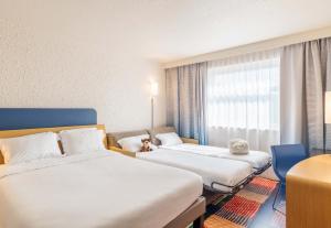 Hotels B&B HOTEL Lyon Nord 4 etoiles : photos des chambres