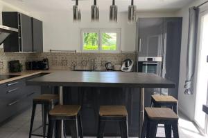 Villas Beautiful and spacious villa - swimming pool - garden : photos des chambres