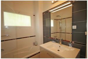 Villas Beautiful and spacious villa - swimming pool - garden : photos des chambres