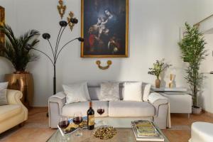 RosaM Suite - Via Veneto 15 min walk from Spanish Steps Top Floor Luxury Apartment