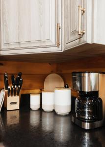 "The Lantern" Woodsy Cabin Experience w HotTub