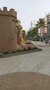 Sacada envidraçada, ar condicionado, wifi, 100m da praia